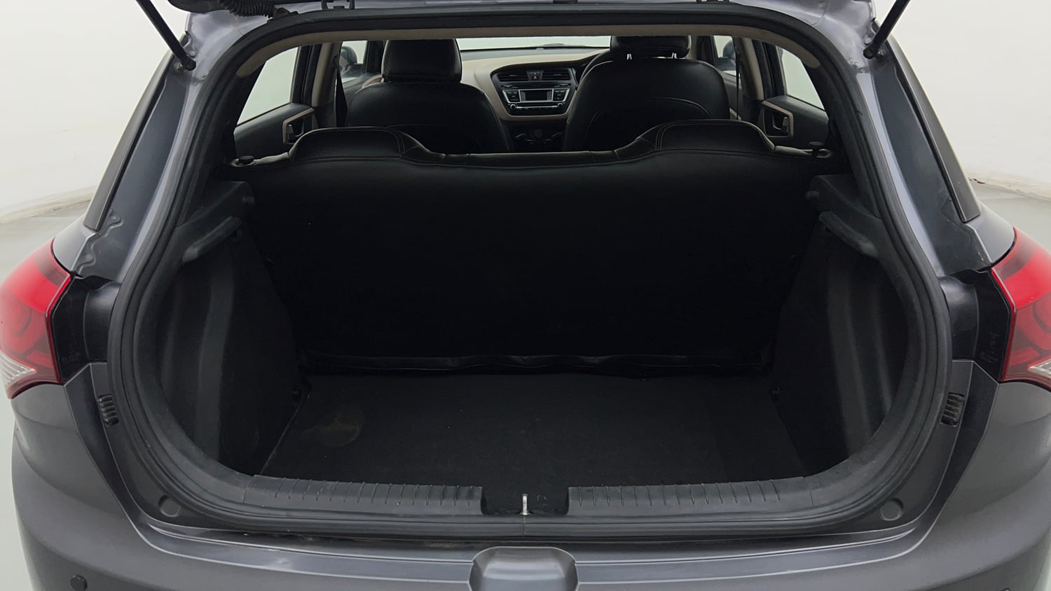 Used 2017 Hyundai Elite i20 Sportz 1.2 Petrol Manual interior DICKY INSIDE VIEW