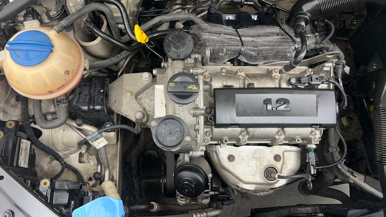 Used 2014 Volkswagen Polo Highline1.2L (P) Petrol Manual engine ENGINE RIGHT SIDE VIEW