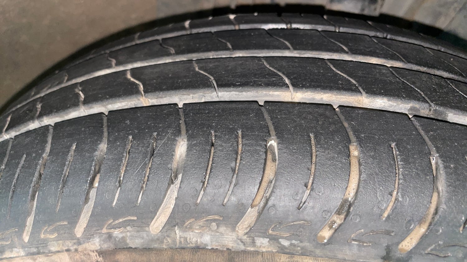 Used 2023 Renault Triber RXZ EASY-R AMT Petrol Automatic tyres RIGHT FRONT TYRE TREAD VIEW