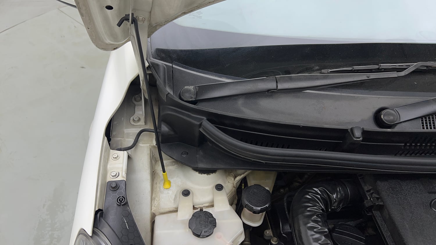Used 2021 Hyundai Aura S 1.2 CNG Cng Manual engine ENGINE RIGHT SIDE HINGE & APRON VIEW