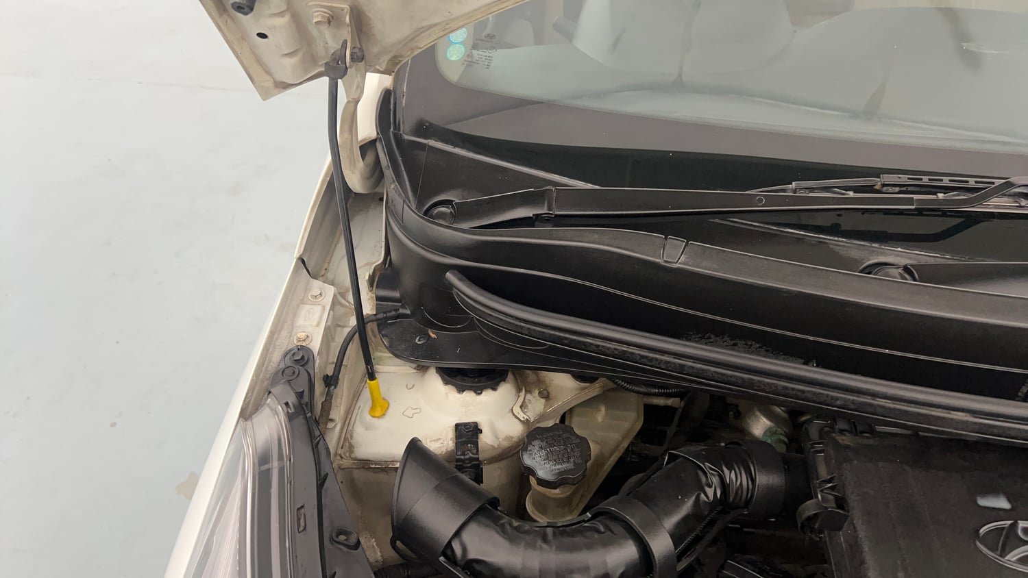 Used 2014 Hyundai Xcent S 1.2 Petrol Manual engine ENGINE RIGHT SIDE HINGE & APRON VIEW