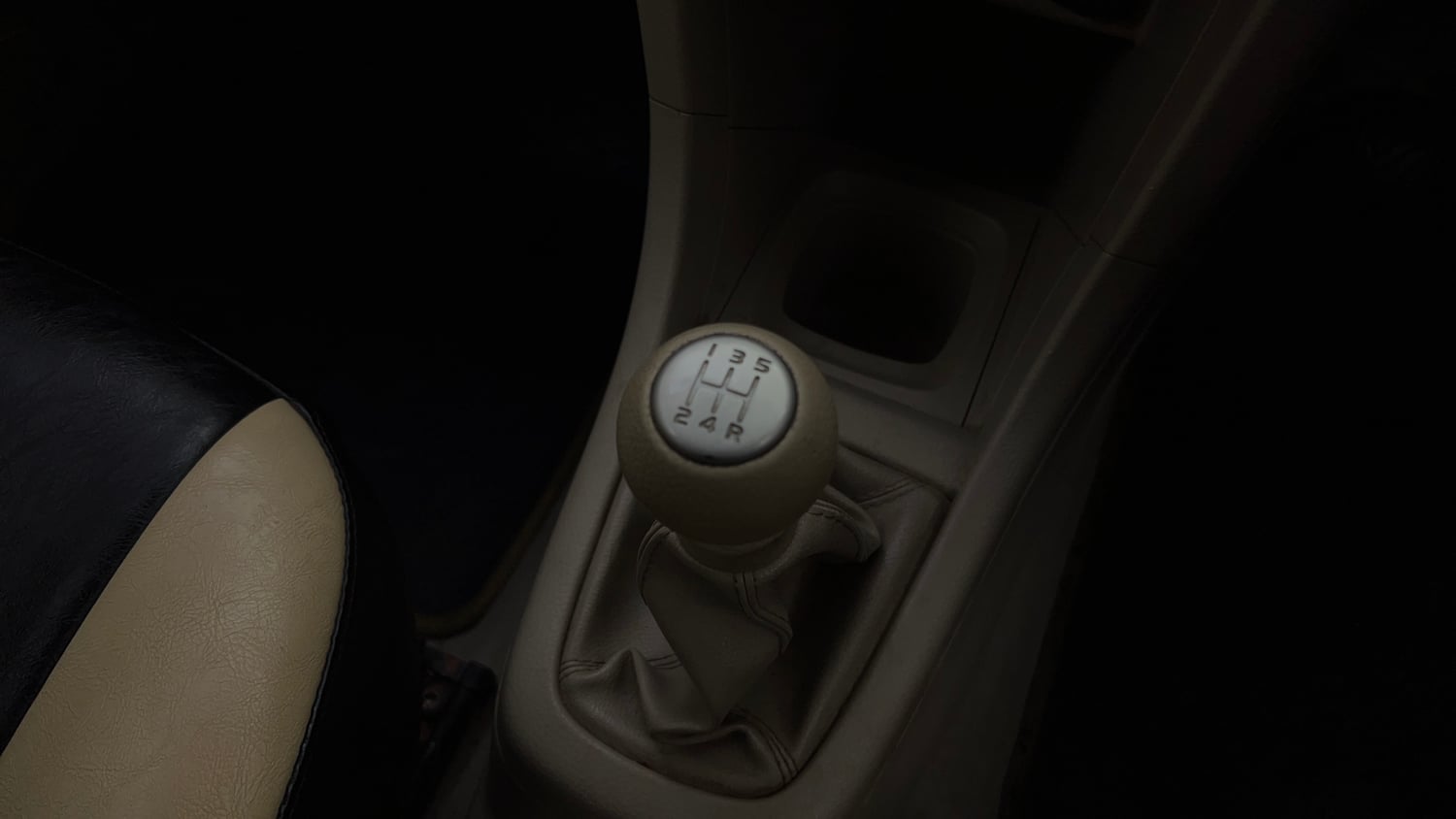 Used 2012 Maruti Suzuki Swift Dzire ZXI Petrol Manual interior GEAR  KNOB VIEW