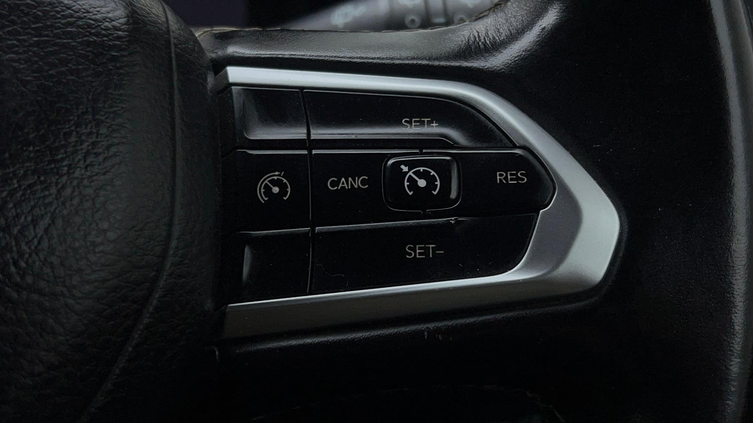 Used 2022 Jeep Compass Model S (O) 1.4 Petrol DCT Petrol Automatic top_features Cruise control