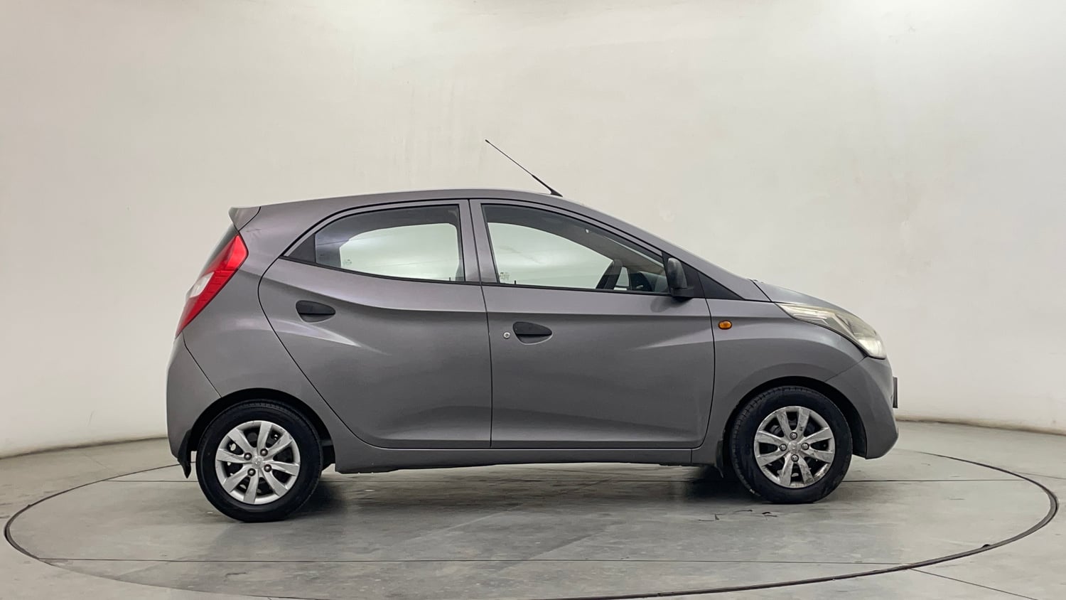 Used 2013 Hyundai Eon Magna Petrol Manual exterior RIGHT SIDE VIEW