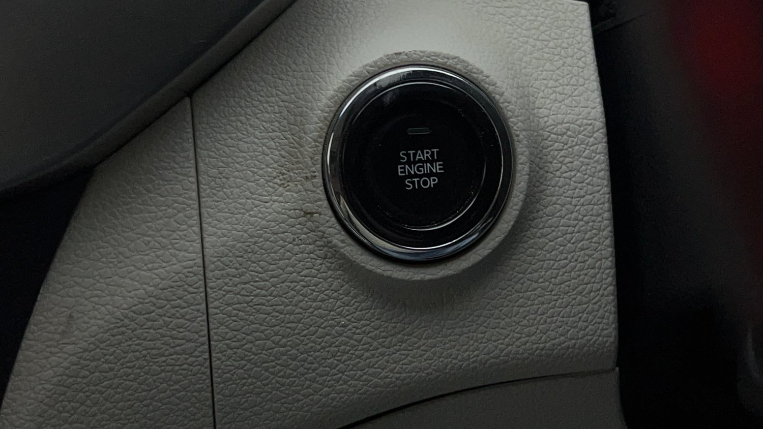Used 2022 Mahindra XUV 300 W8 1.2 Petrol Petrol Manual top_features Keyless start