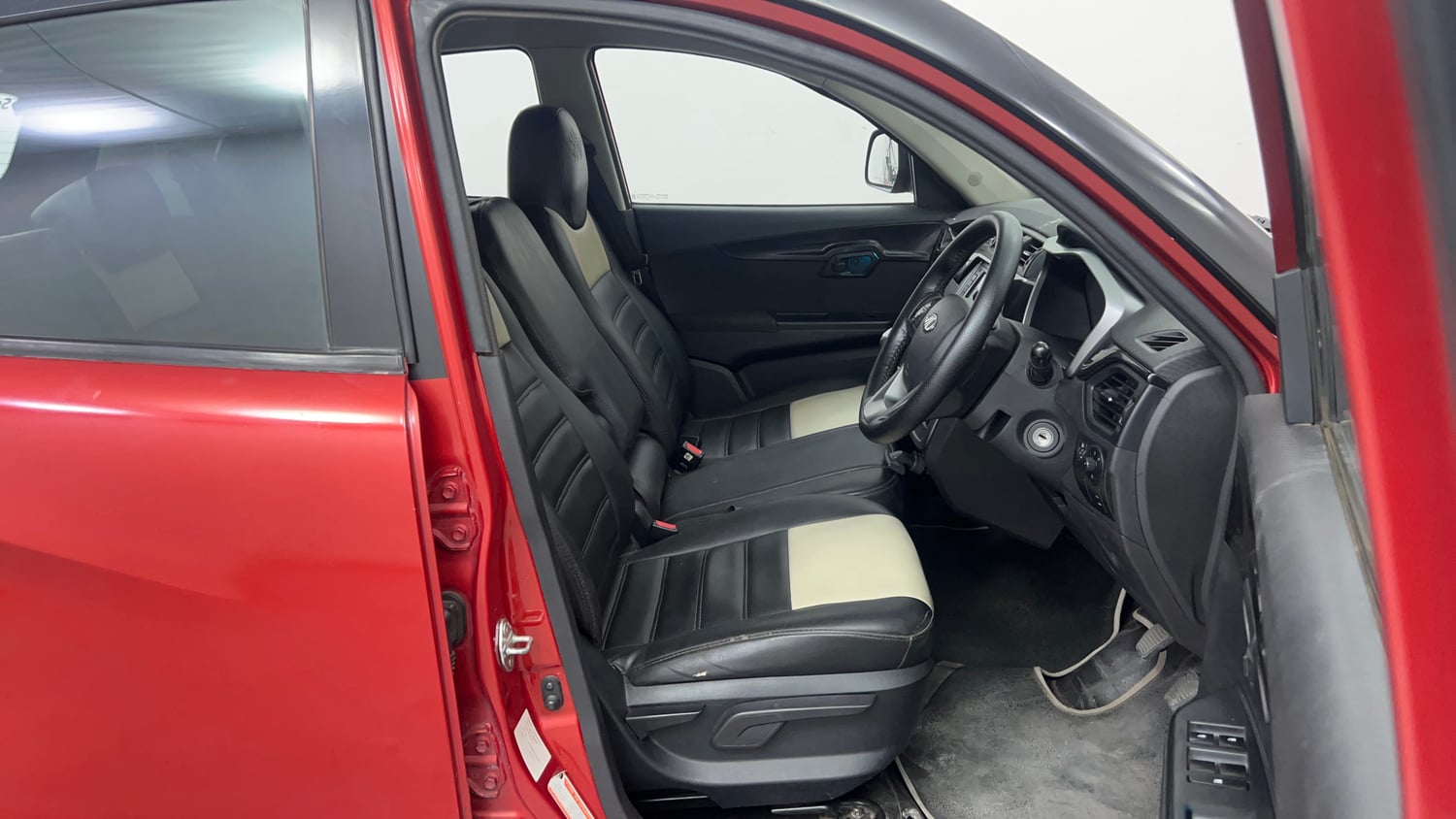 Used 2018 Mahindra KUV100 NXT K8 6 STR Petrol Manual interior RIGHT SIDE FRONT DOOR CABIN VIEW
