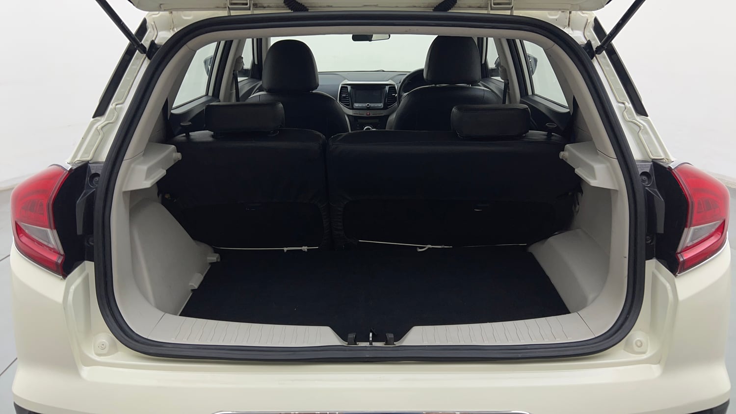 Used 2022 Mahindra XUV 300 W8 1.2 Petrol Petrol Manual interior DICKY INSIDE VIEW