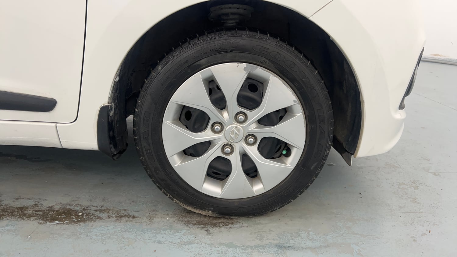 Used 2014 Hyundai Xcent S 1.2 Petrol Manual tyres RIGHT FRONT TYRE RIM VIEW