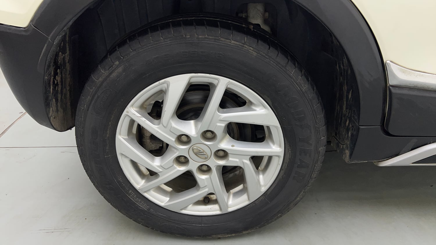 Used 2022 Mahindra XUV 300 W8 1.2 Petrol Petrol Manual tyres RIGHT REAR TYRE RIM VIEW