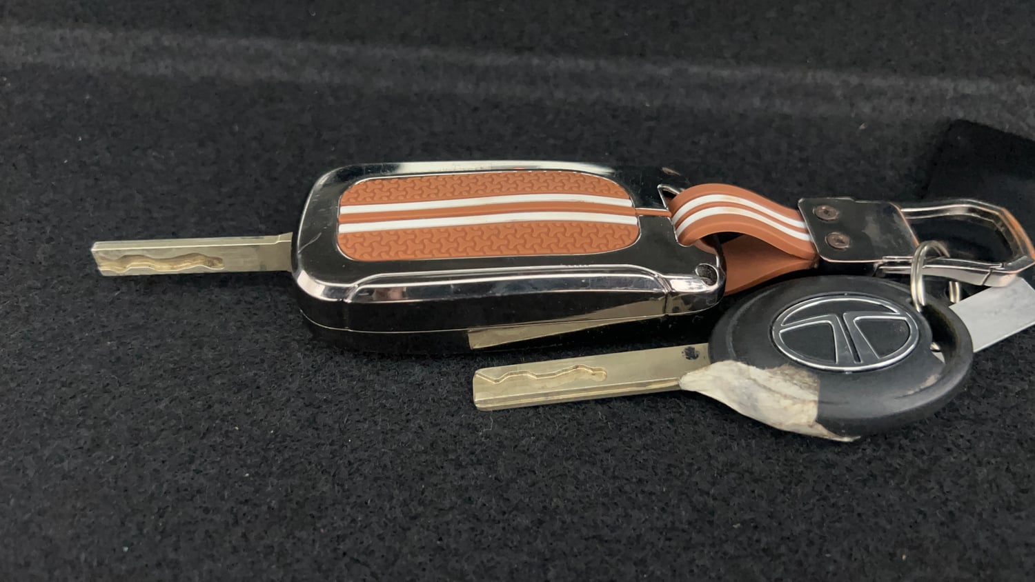 Used 2025 Tata Punch Adventure Plus Petrol Manual extra CAR KEY VIEW