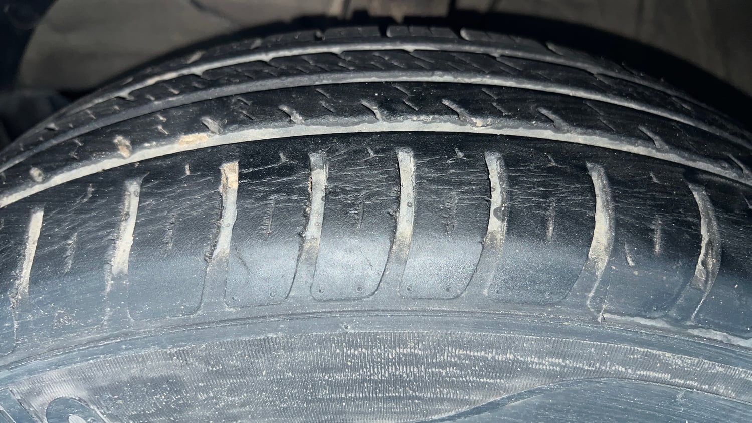 Used 2021 Maruti Suzuki Swift VXi Petrol Manual tyres LEFT FRONT TYRE TREAD VIEW