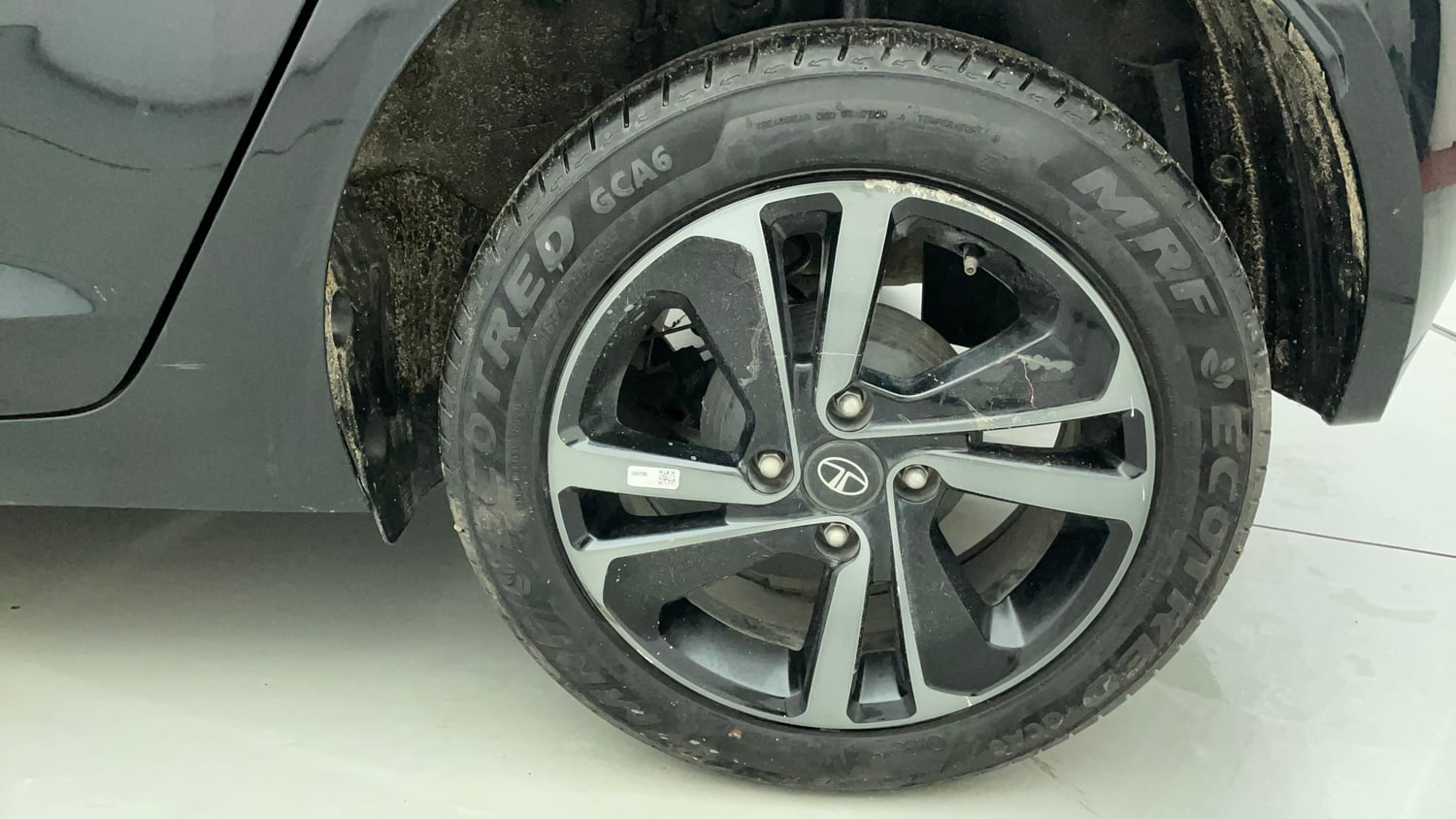 Used 2024 Tata Altroz XZ Plus (S) Dark Edition Petrol Manual tyres LEFT REAR TYRE RIM VIEW