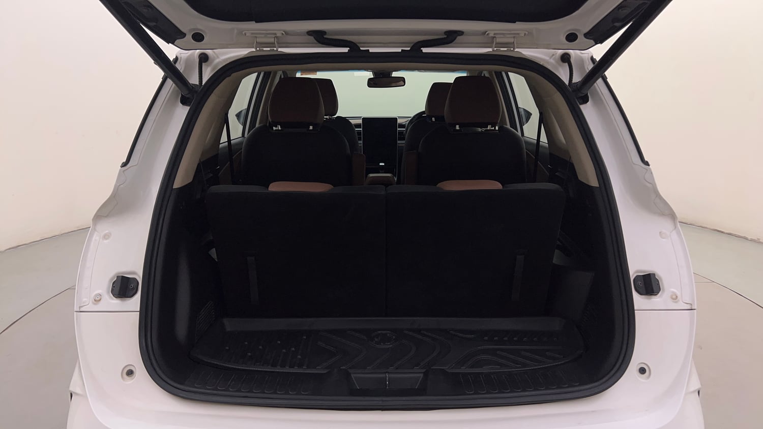 Used 2023 MG Motors Hector Plus Sharp Pro 2.0 Turbo Diesel 6 STR Diesel Manual interior DICKY INSIDE VIEW