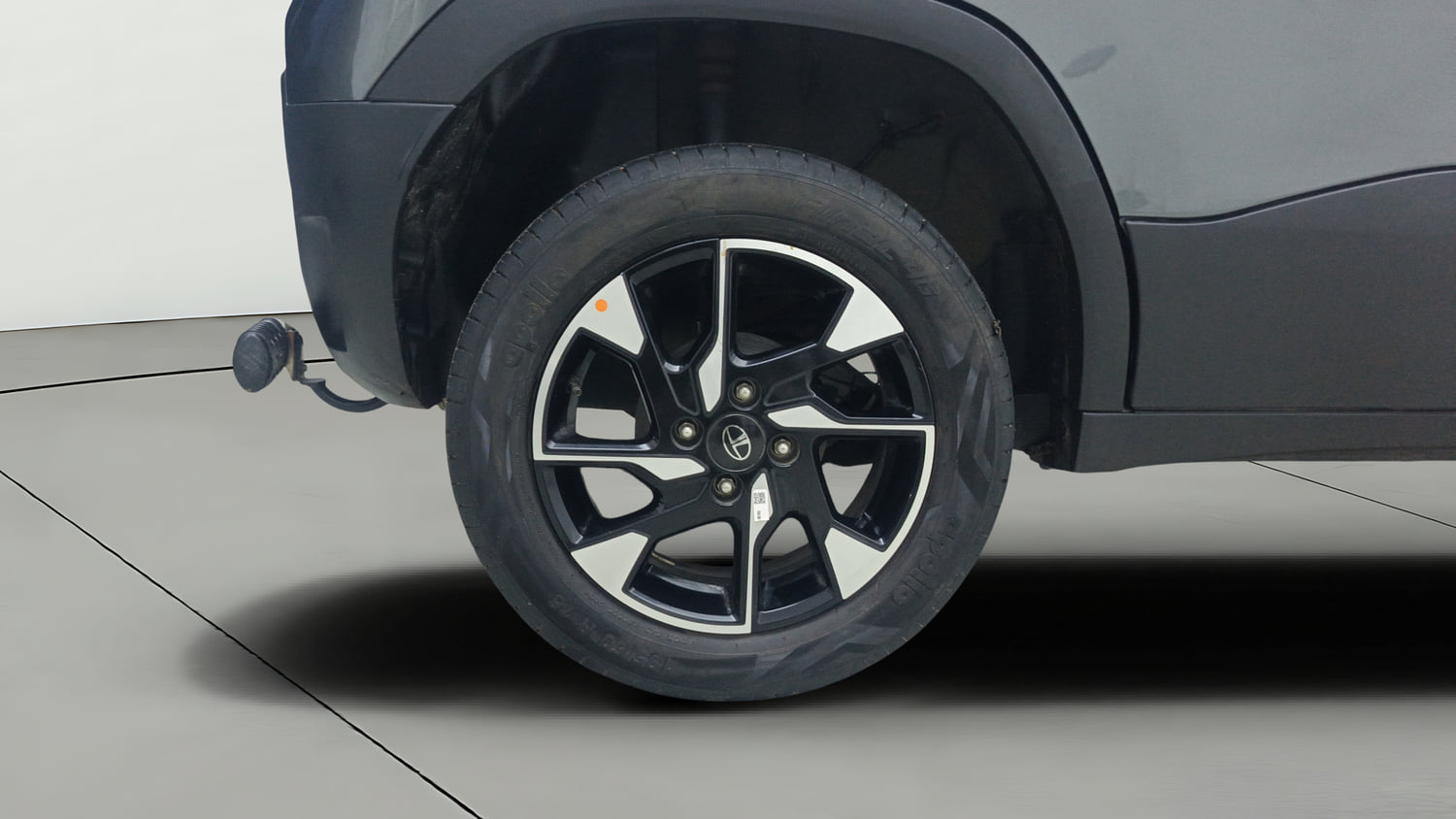 Used 2024 Tata Punch Accomplished Dazzle Pack MT Petrol Manual tyres RIGHT REAR TYRE RIM VIEW
