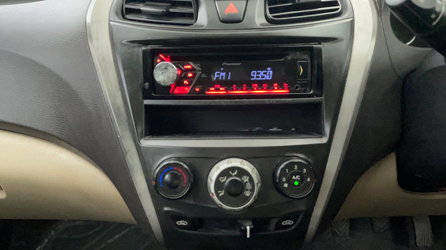 Used 2013 Hyundai Eon Magna Petrol Manual interior MUSIC SYSTEM & AC CONTROL VIEW