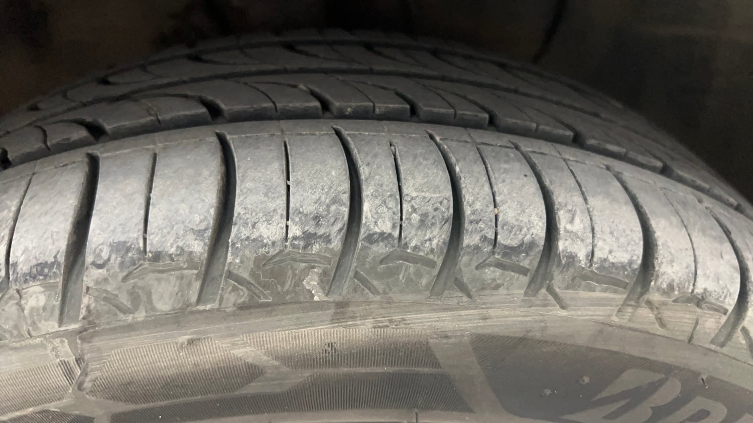 Used 2020 Hyundai Elite i20 Asta 1.2 (O) Petrol Manual tyres RIGHT FRONT TYRE TREAD VIEW