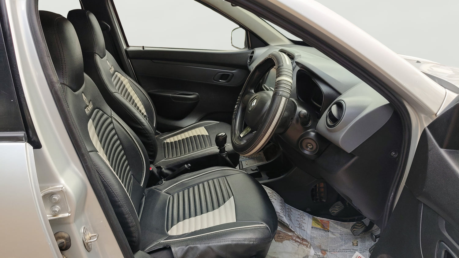 Used 2018 Renault Kwid 1.0 RXT Petrol Manual interior RIGHT SIDE FRONT DOOR CABIN VIEW
