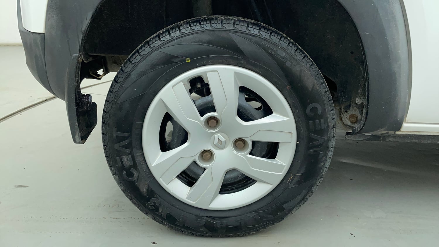 Used 2015 Renault Kwid RXT Petrol Manual tyres RIGHT REAR TYRE RIM VIEW