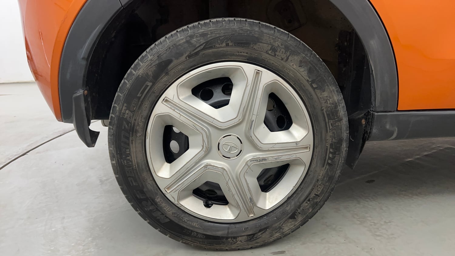 Used 2018 Tata Nexon XE Petrol Manual tyres RIGHT REAR TYRE RIM VIEW