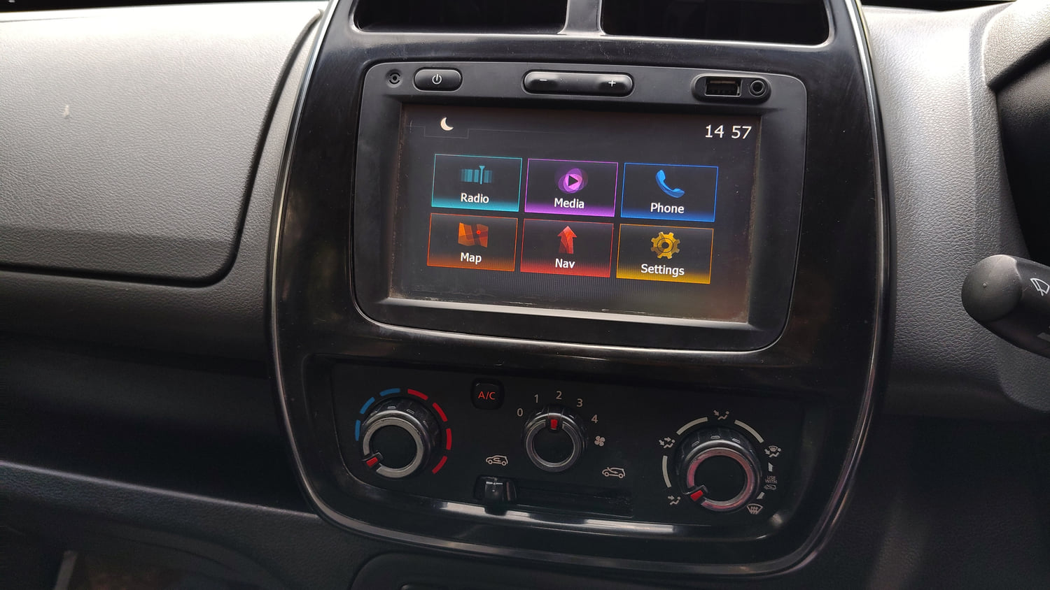 Used 2018 Renault Kwid 1.0 RXT Petrol Manual interior MUSIC SYSTEM & AC CONTROL VIEW