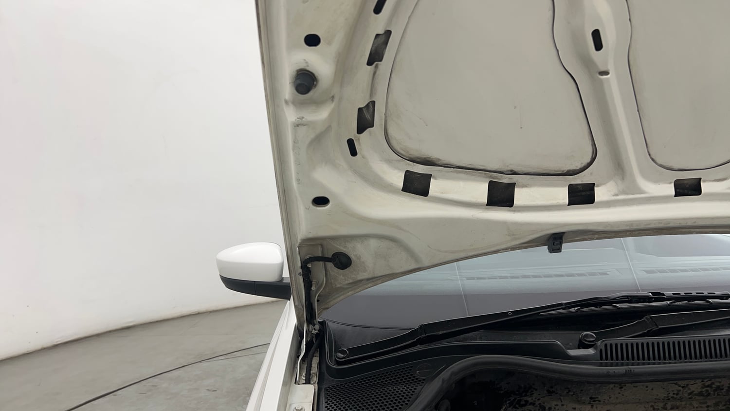 Used 2014 Volkswagen Polo Highline1.2L (P) Petrol Manual engine ENGINE RIGHT SIDE HINGE & APRON VIEW