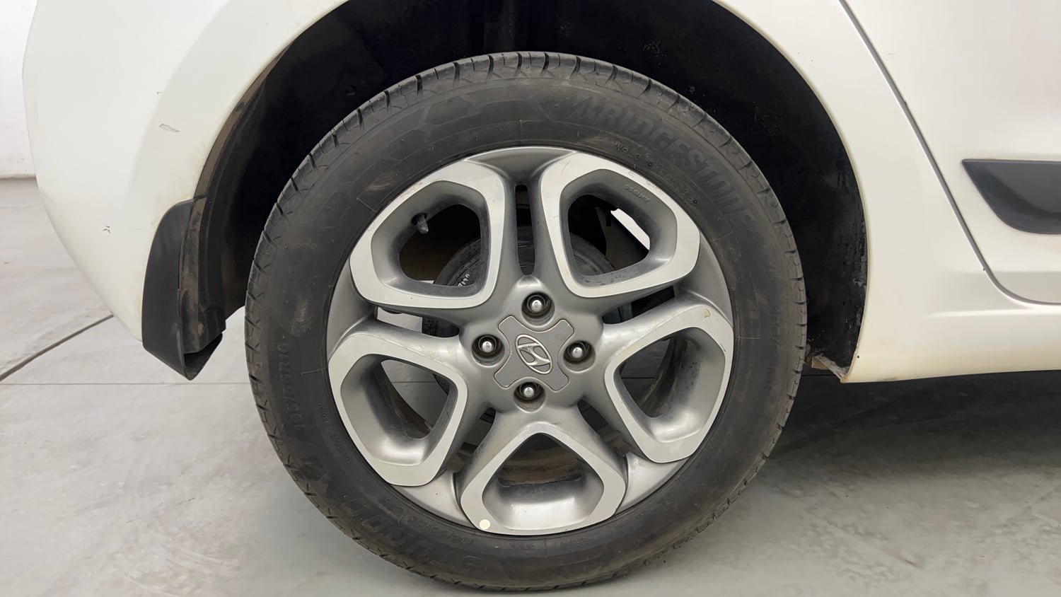 Used 2020 Hyundai Elite i20 Asta 1.2 (O) Petrol Manual tyres RIGHT REAR TYRE RIM VIEW