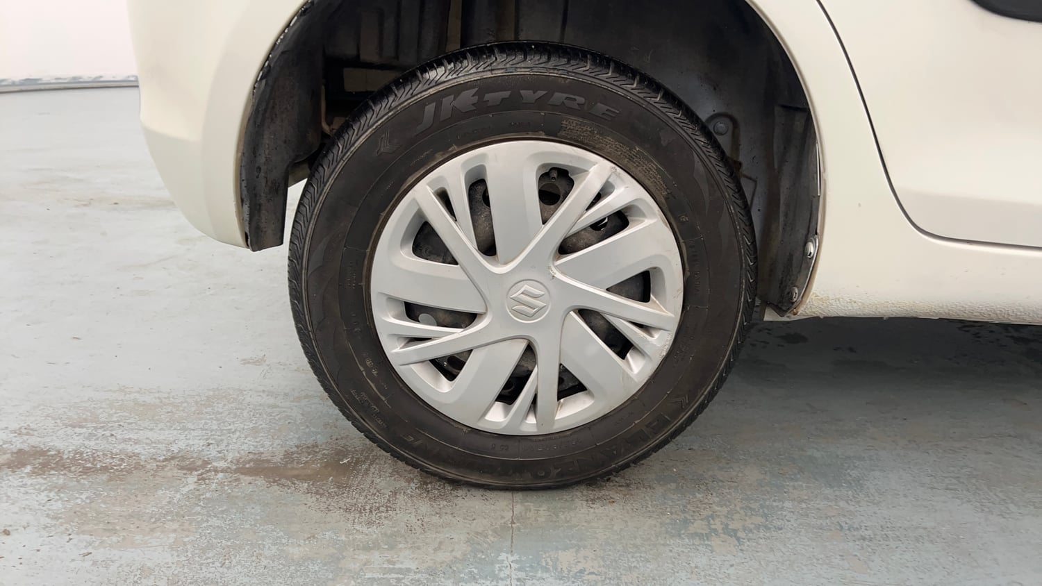 Used 2016 Maruti Suzuki Swift VDi Diesel Manual tyres RIGHT REAR TYRE RIM VIEW