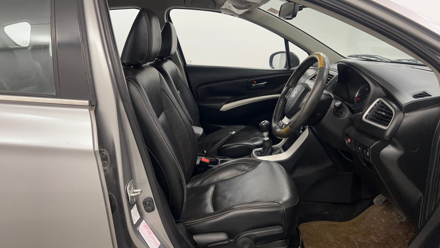 Used 2015 Maruti Suzuki S-Cross Alpha 1.6 Diesel Manual interior RIGHT SIDE FRONT DOOR CABIN VIEW