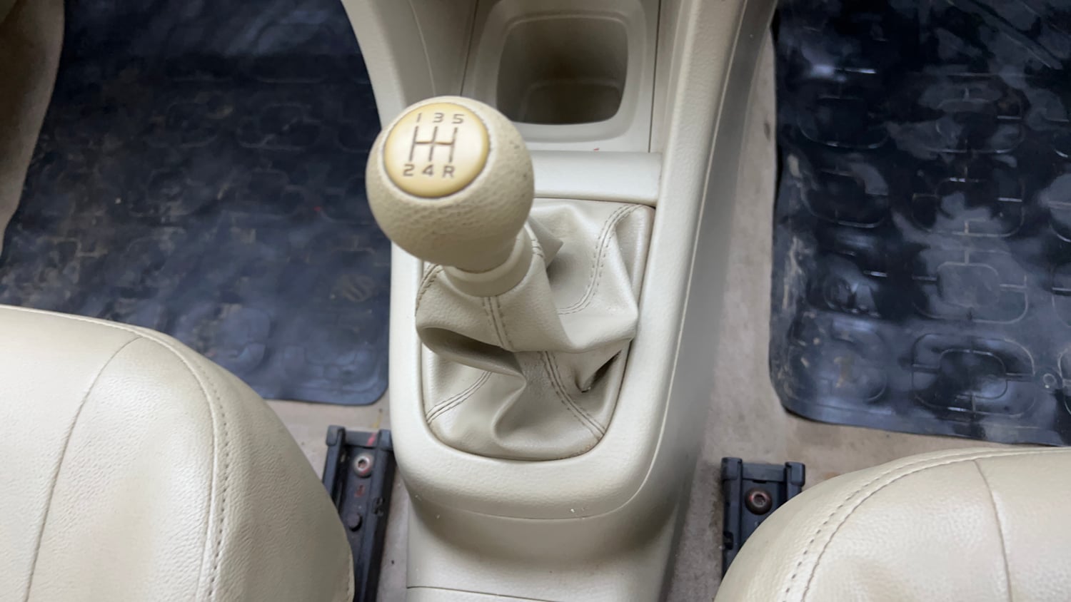 Used 2014 Maruti Suzuki Swift Dzire LXI Petrol Manual interior GEAR  KNOB VIEW