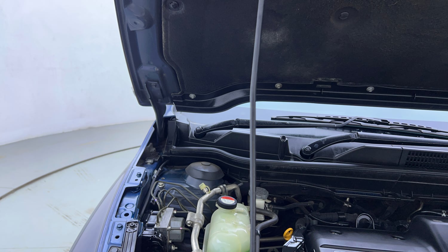 Used 2018 Maruti Suzuki S-Cross Zeta 1.3 Diesel Manual engine ENGINE RIGHT SIDE HINGE & APRON VIEW