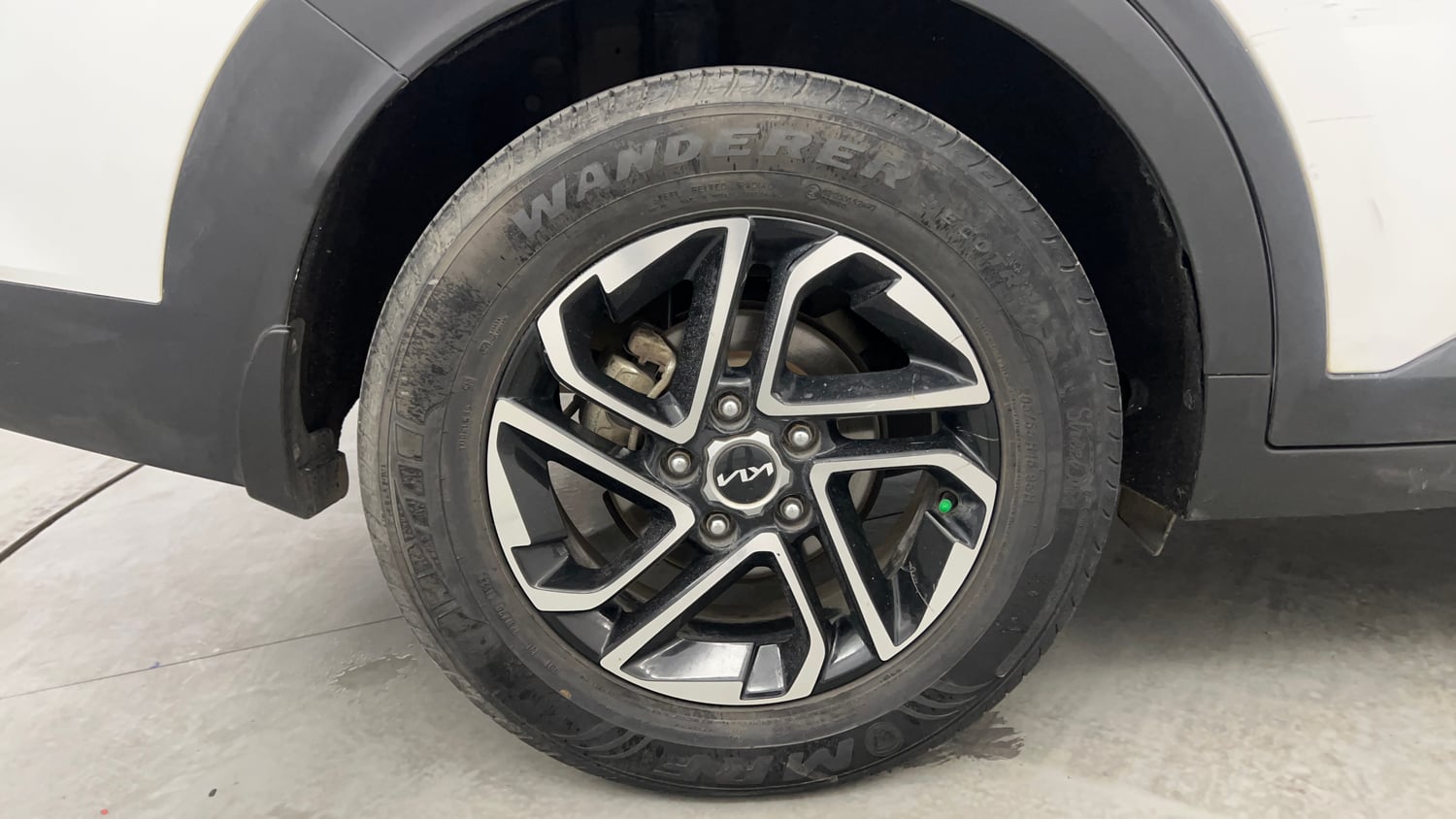 Used 2023 Kia Carens Luxury Plus 1.5 Diesel AT 7 STR Diesel Automatic tyres RIGHT REAR TYRE RIM VIEW