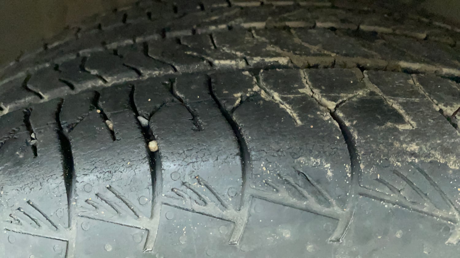 Used 2022 Hyundai Alcazar Signature 6 STR 2.0 Petrol Petrol Manual tyres RIGHT FRONT TYRE TREAD VIEW