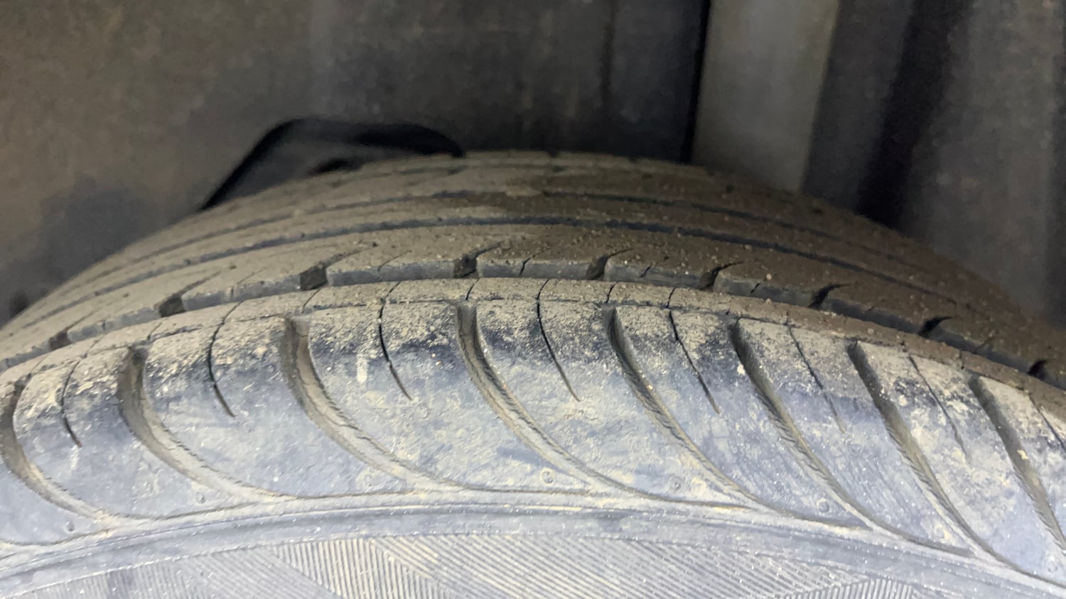 Used 2018 Ford Figo Aspire Trend 1.2 Ti-VCT Petrol Manual tyres LEFT REAR TYRE TREAD VIEW