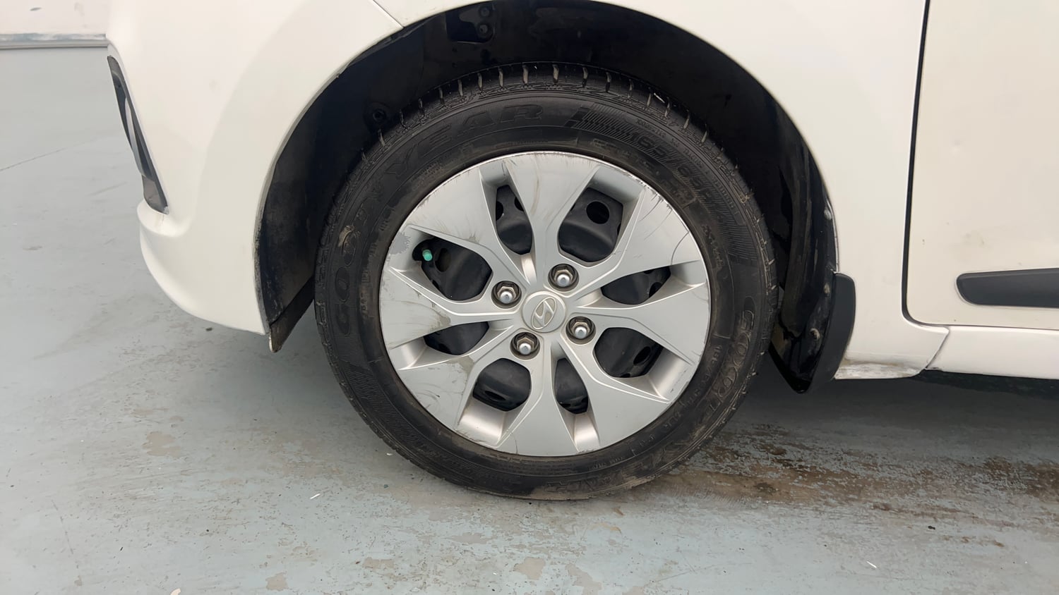 Used 2014 Hyundai Xcent S 1.2 Petrol Manual tyres LEFT FRONT TYRE RIM VIEW