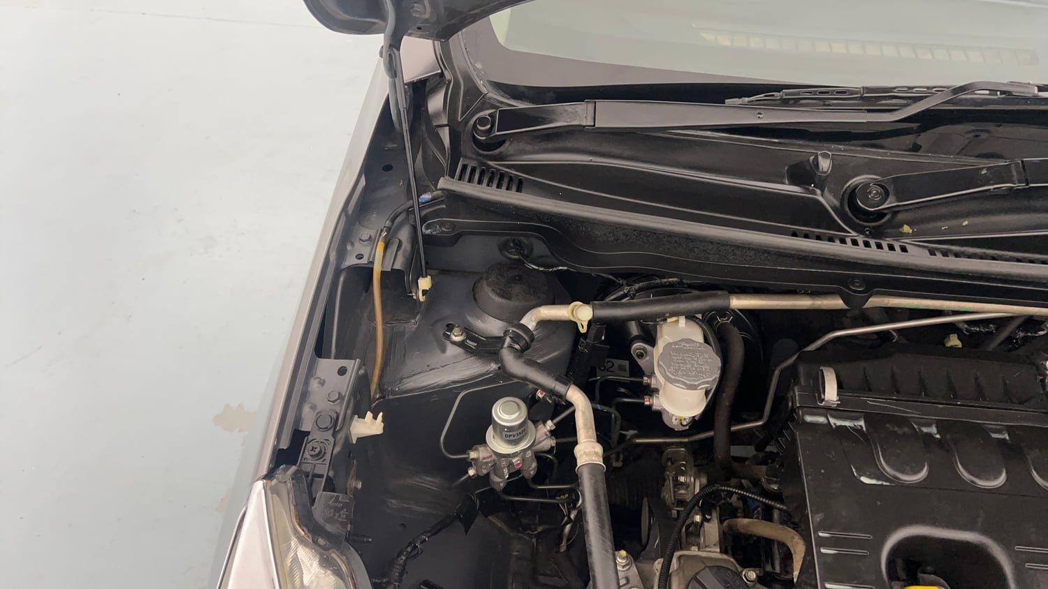 Used 2018 Maruti Suzuki Celerio VXi CNG Cng Manual engine ENGINE RIGHT SIDE HINGE & APRON VIEW