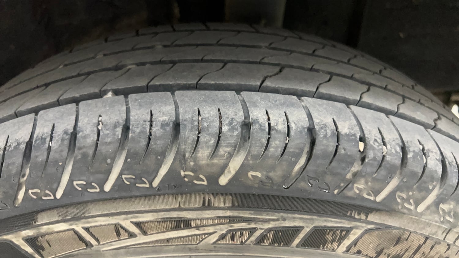 Used 2023 Nissan Magnite XV Premium Petrol Manual tyres LEFT REAR TYRE TREAD VIEW