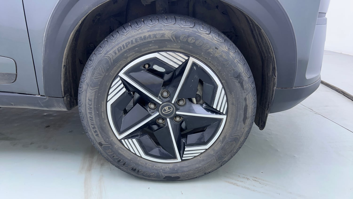 Used 2025 Tata Nexon Fearless Plus S 1.2 Revotron Petrol 7DCA DT Petrol Automatic tyres RIGHT FRONT TYRE RIM VIEW
