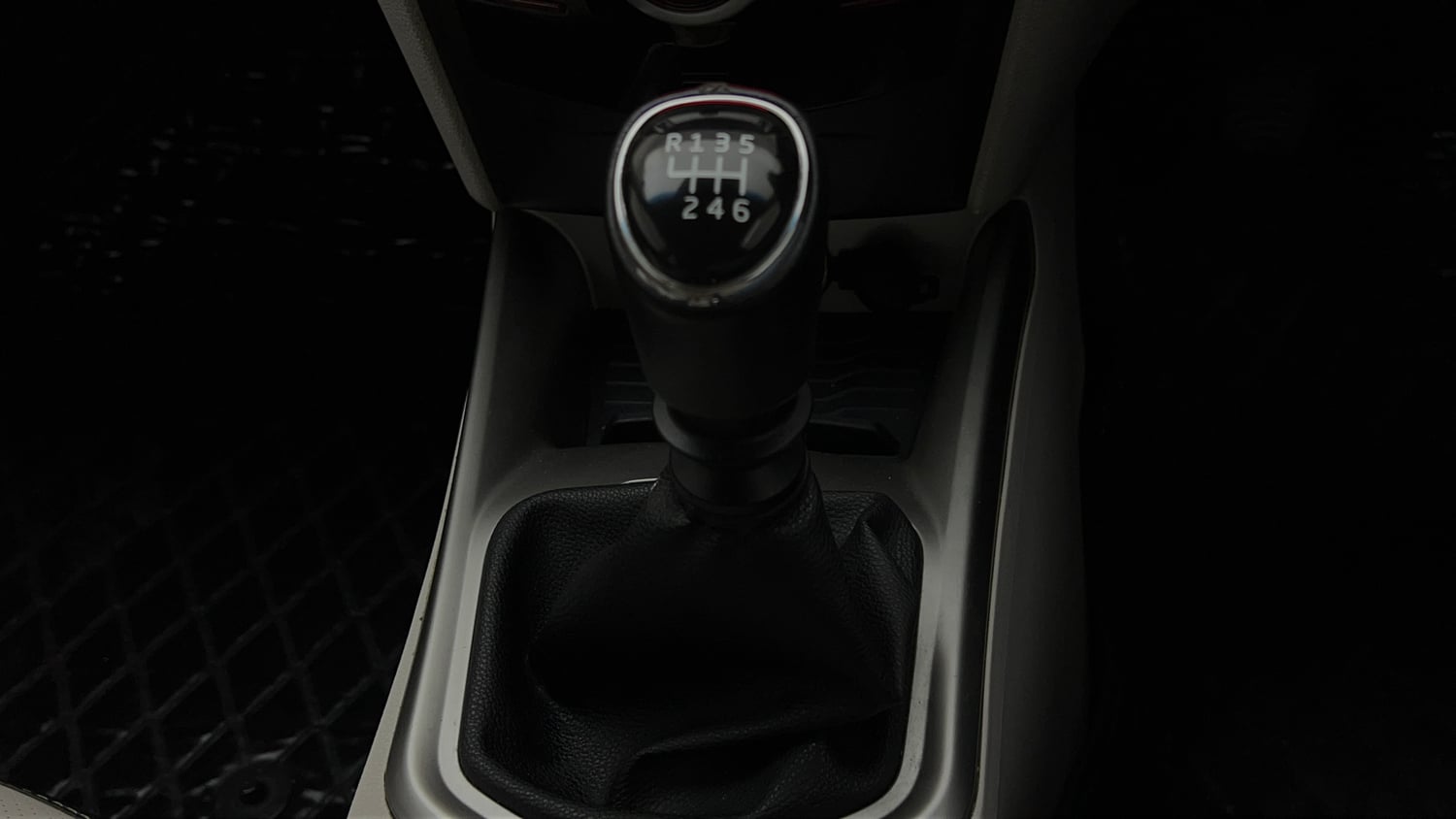 Used 2022 Mahindra XUV 300 W8 1.2 Petrol Petrol Manual interior GEAR  KNOB VIEW