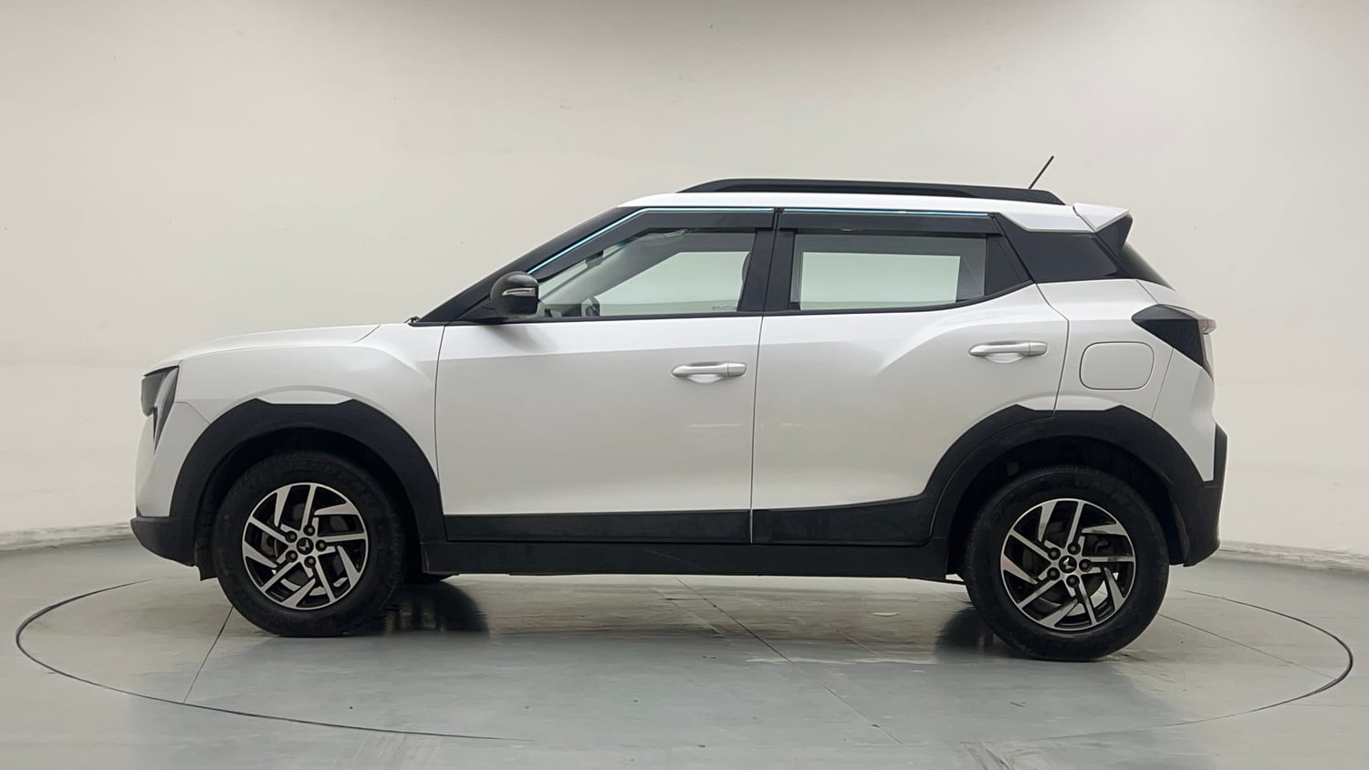 Used 2024 Mahindra XUV 3XO AX5 1.5 Diesel Diesel Manual exterior LEFT SIDE VIEW