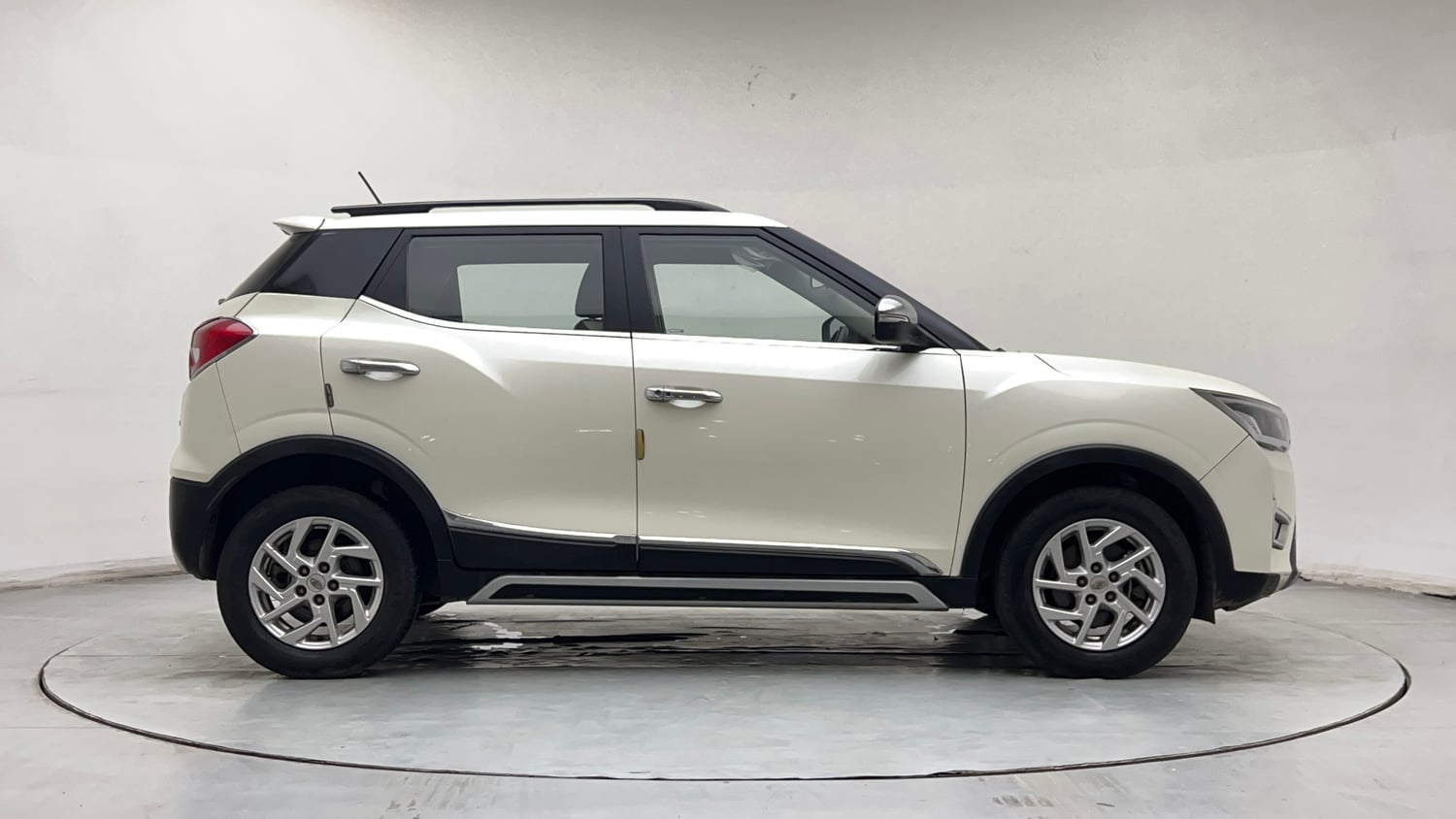 Used 2022 Mahindra XUV 300 W8 1.2 Petrol Petrol Manual exterior RIGHT SIDE VIEW