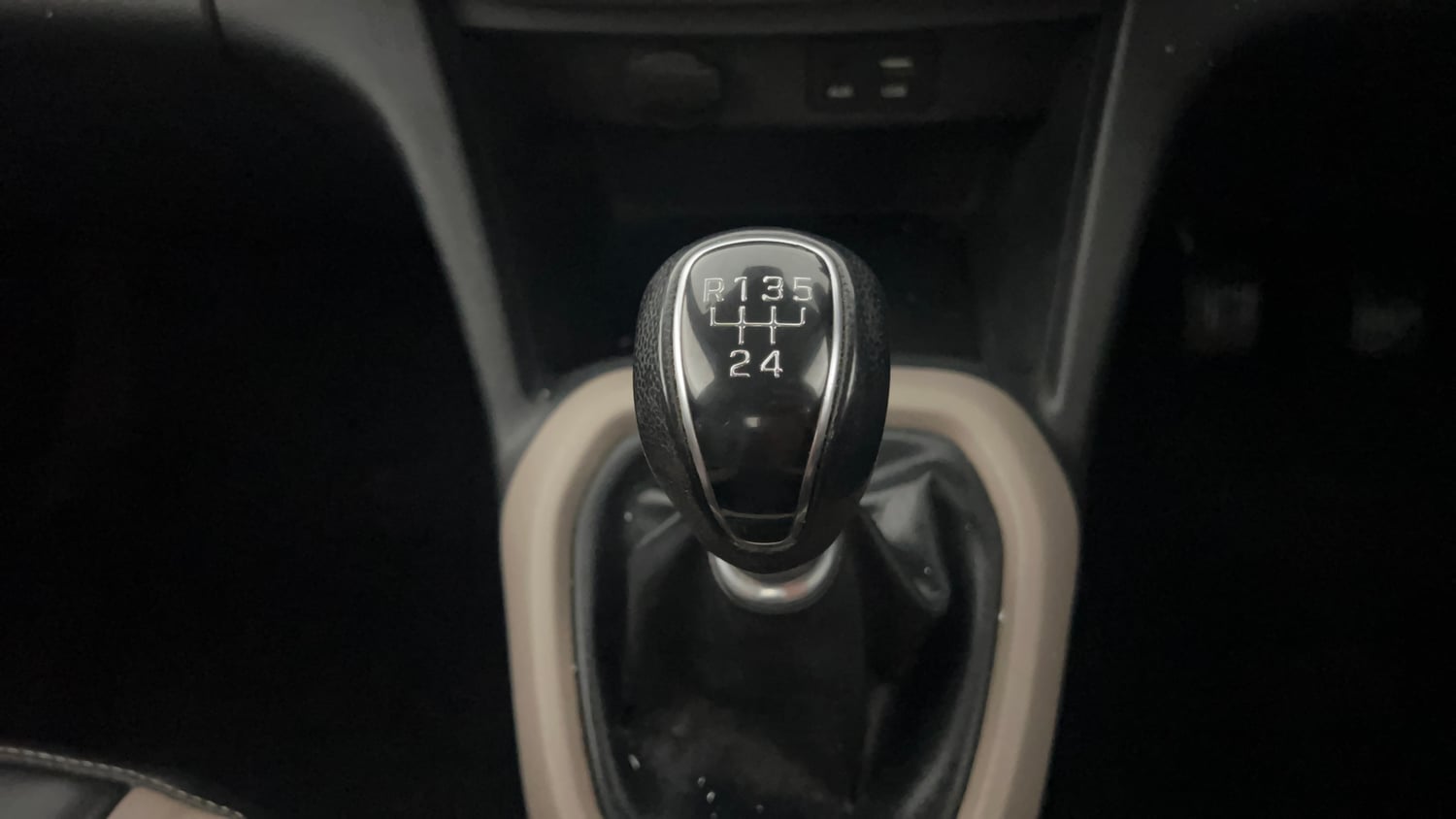 Used 2018 Hyundai Grand i10 Sportz (O) U2 1.2 CRDi Diesel Manual interior GEAR  KNOB VIEW