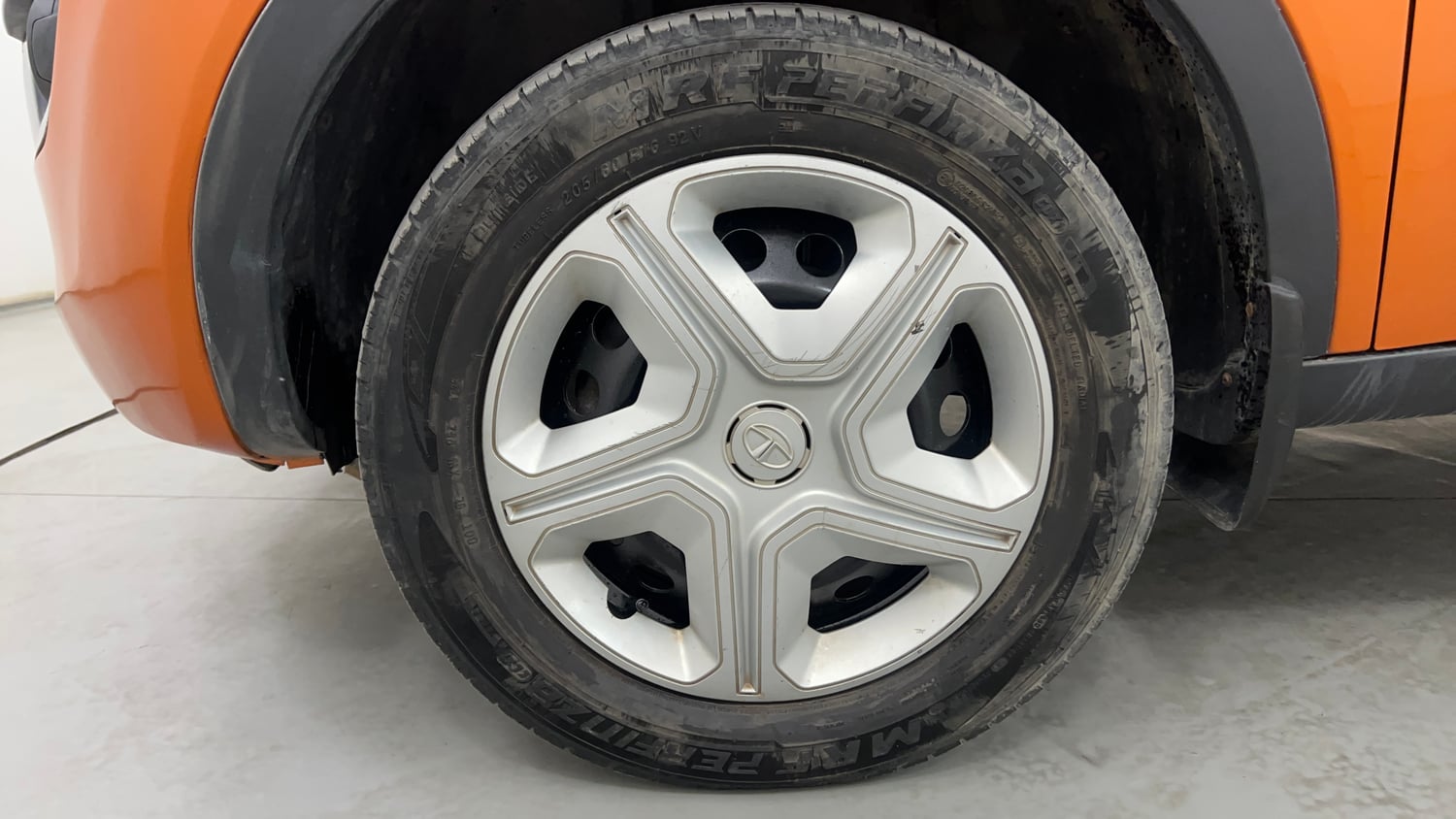 Used 2018 Tata Nexon XE Petrol Manual tyres LEFT FRONT TYRE RIM VIEW