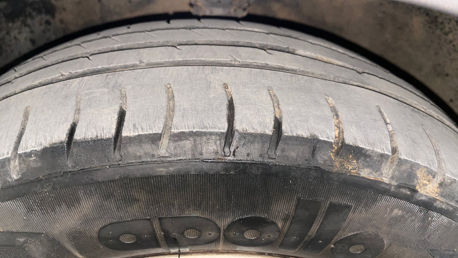Used 2013 Hyundai Eon Magna Petrol Manual tyres LEFT FRONT TYRE TREAD VIEW