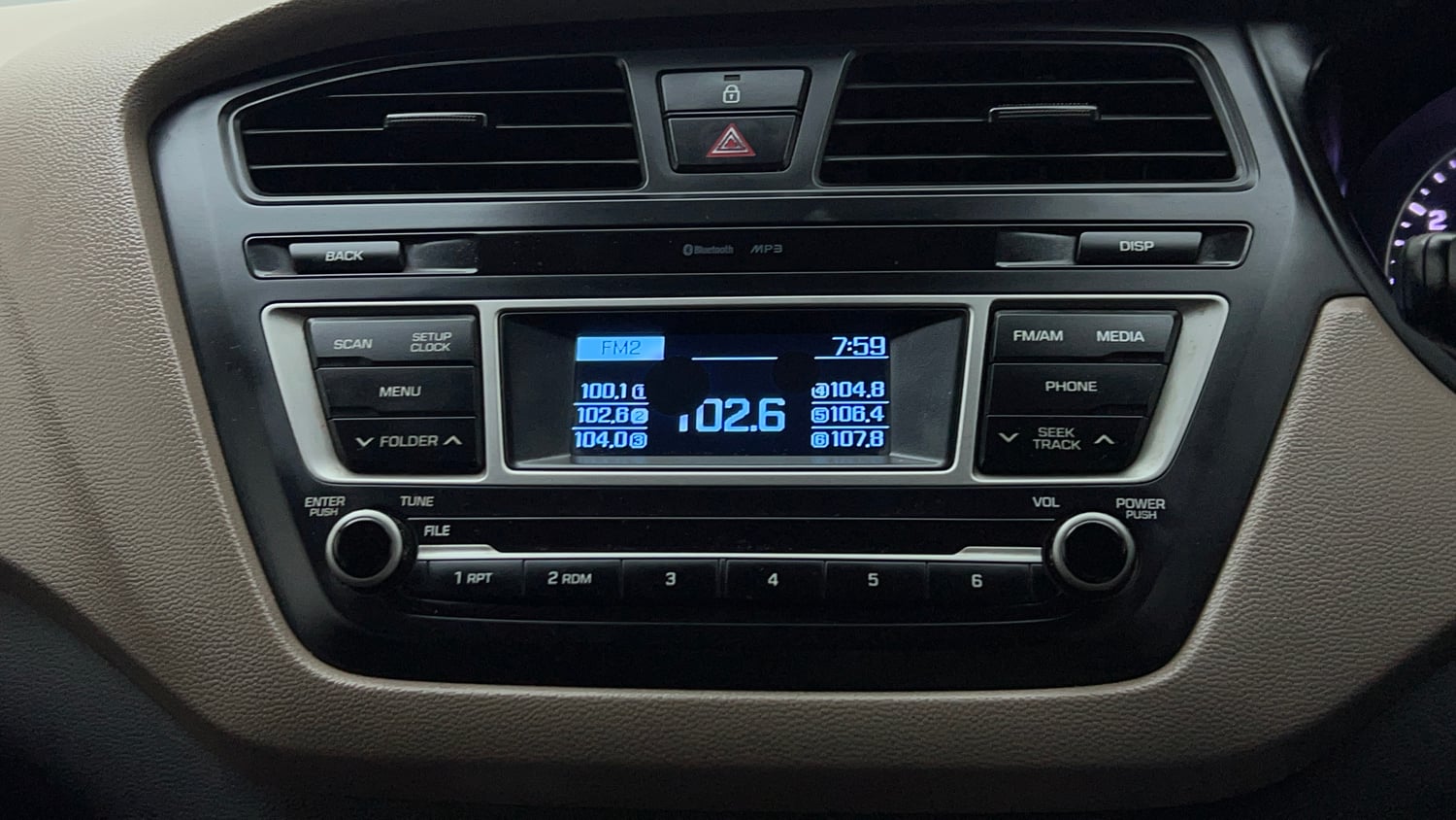 Used 2017 Hyundai Elite i20 Sportz 1.2 Petrol Manual top_features Integrated (in-dash) music system