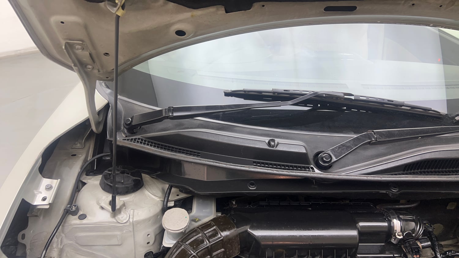 Used 2017 Maruti Suzuki Dzire VXi Petrol Manual engine ENGINE RIGHT SIDE HINGE & APRON VIEW