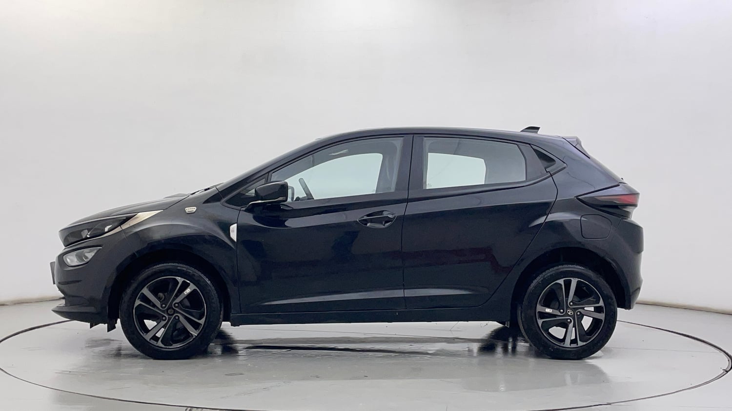 Used 2024 Tata Altroz XZ Plus (S) Dark Edition Petrol Manual exterior LEFT SIDE VIEW