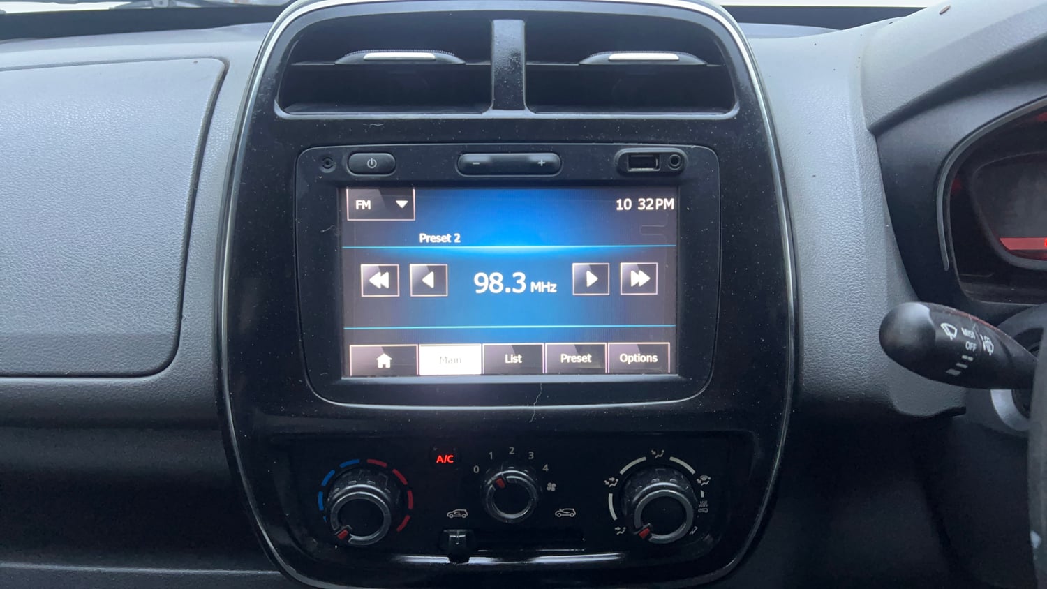 Used 2016 Renault Kwid RXT Petrol Manual interior MUSIC SYSTEM & AC CONTROL VIEW