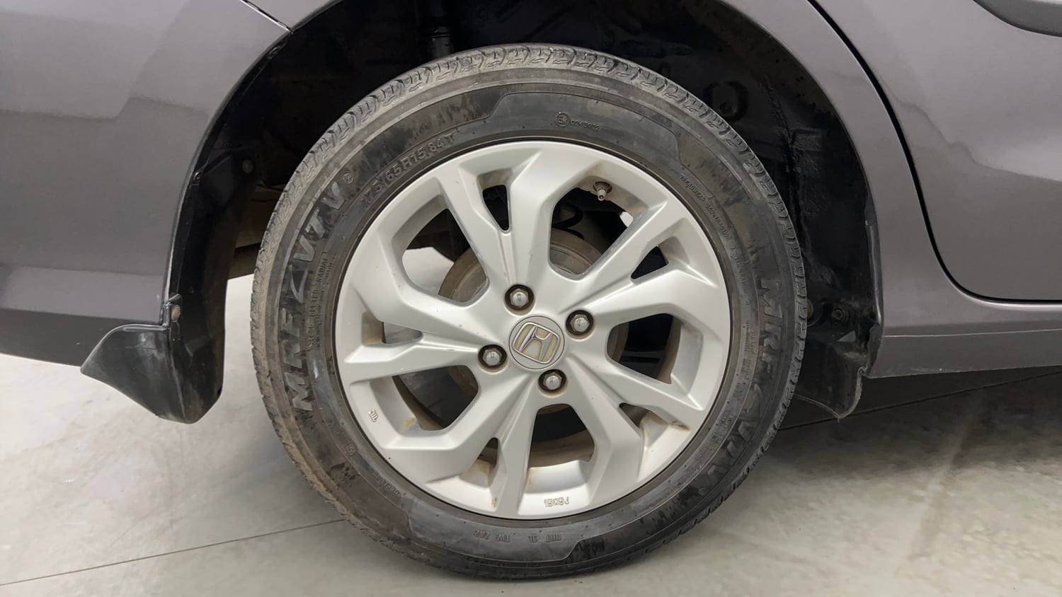 Used 2021 Honda Amaze 1.2 VX CVT Petrol Petrol Automatic tyres RIGHT REAR TYRE RIM VIEW