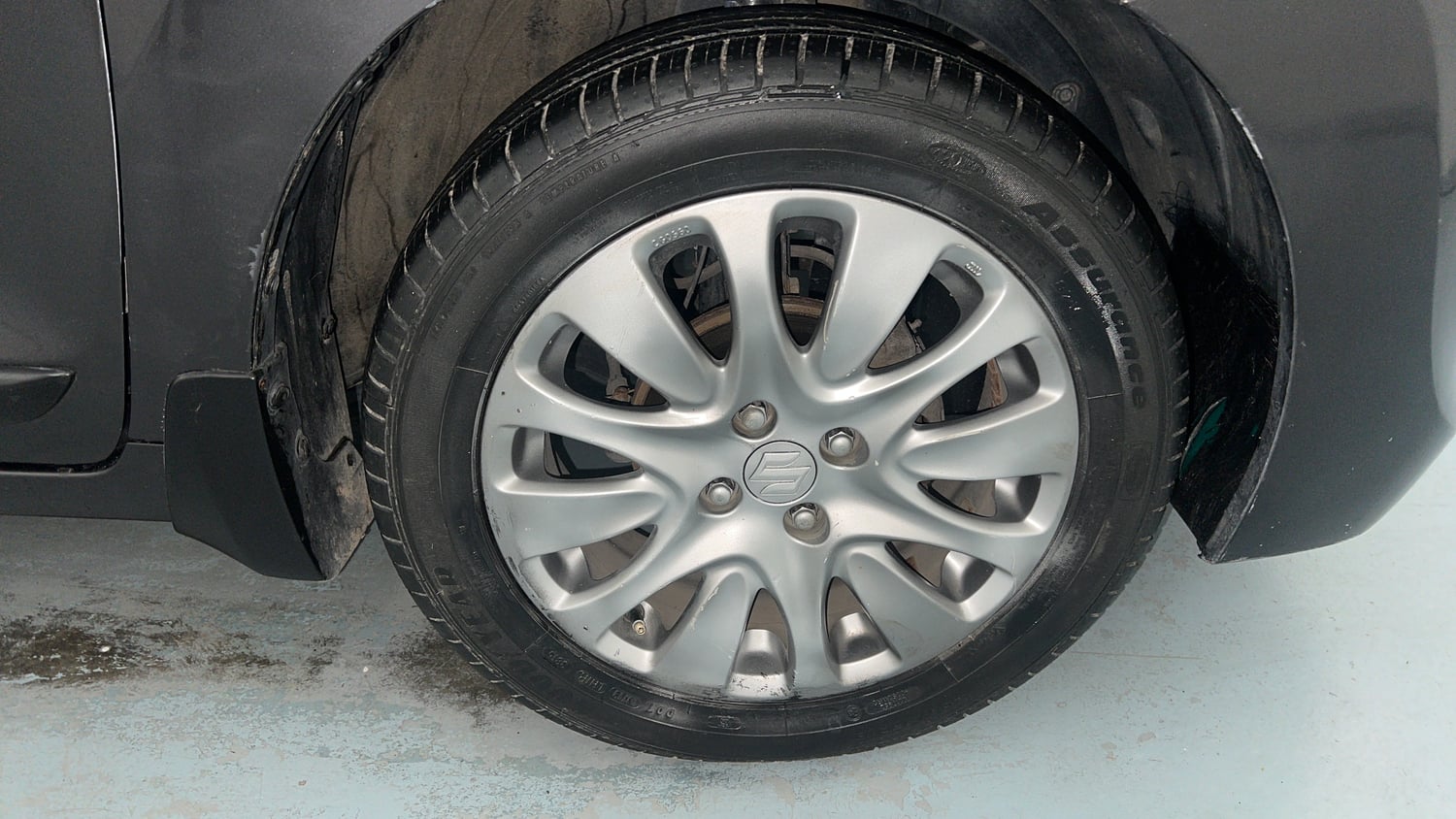 Used 2017 Maruti Suzuki Baleno Zeta 1.2 Petrol Manual tyres RIGHT FRONT TYRE RIM VIEW
