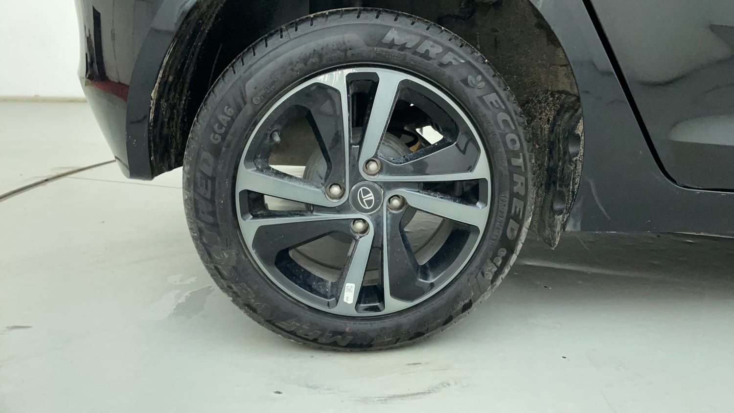 Used 2024 Tata Altroz XZ Plus (S) Dark Edition Petrol Manual tyres RIGHT REAR TYRE RIM VIEW